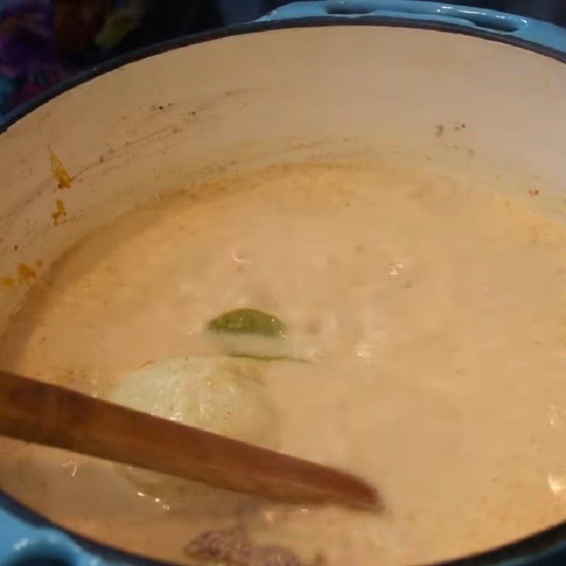 Step 4 Cook the curry hot pot broth Seafood curry hot pot