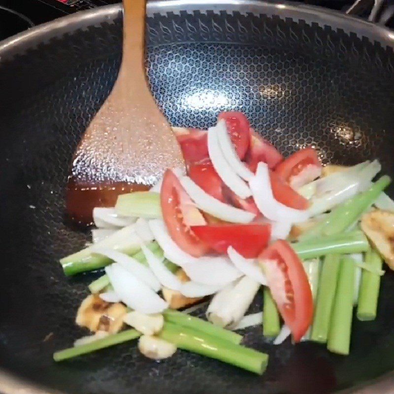 Step 3 Cook the sour and spicy broth for sour and spicy apple snail hotpot