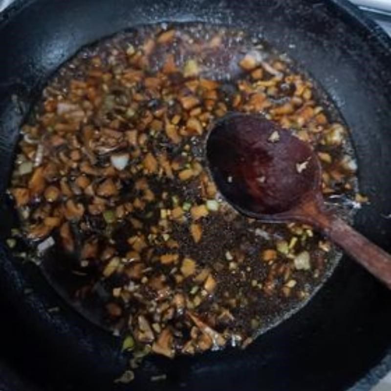 Step 3 Cook the sauce for the brown rice noodle salad