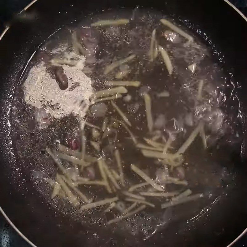 Step 4 Cooking the sauce for steamed snakehead fish with mustard greens