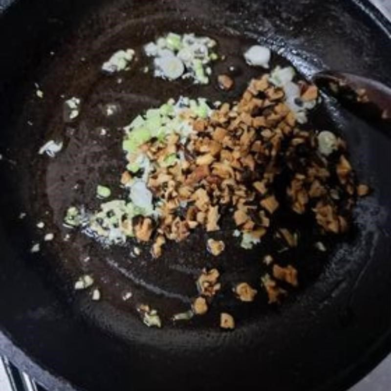 Step 3 Cook the sauce for the brown rice noodle salad