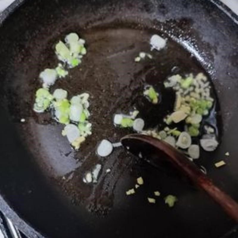 Step 3 Cook the sauce for the brown rice noodle salad