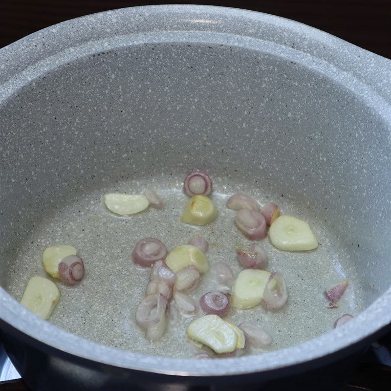 Step 3 Cooking the sauce for clay pot rice