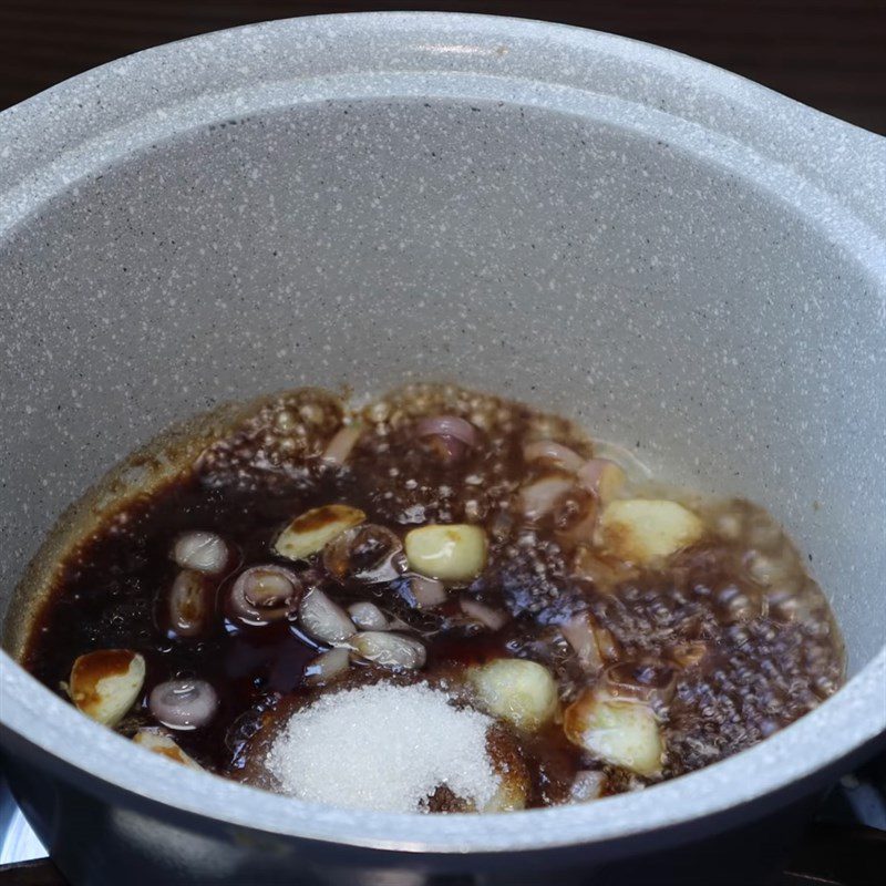 Step 3 Cooking the sauce for clay pot rice