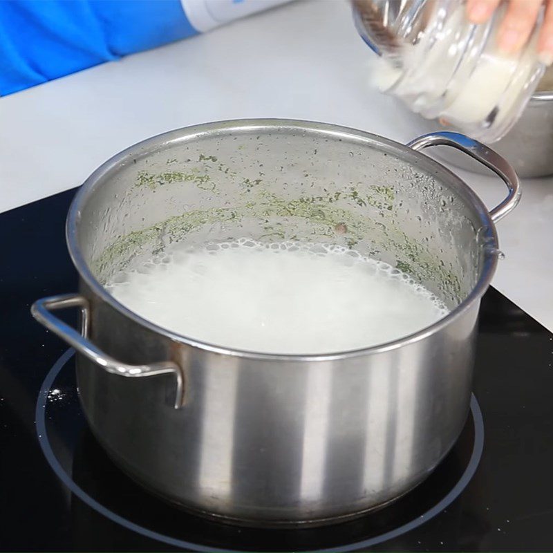 Step 2 Cook the coconut jelly for the coconut jelly dessert