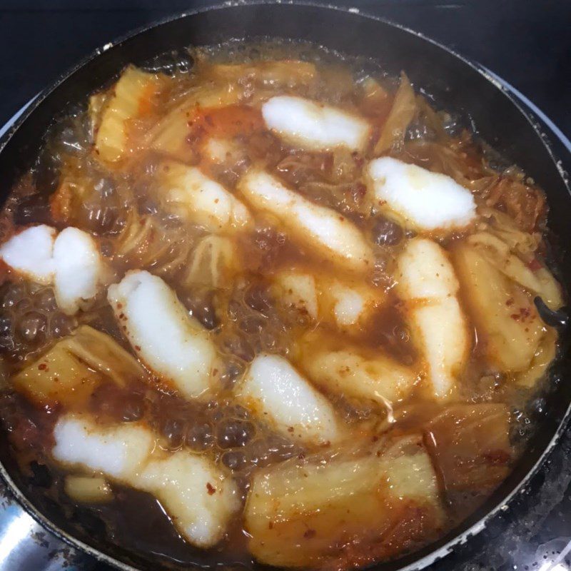 Step 4 Cook tokbokki with kimchi for Tokbokki with leftover rice (recipe shared by users)