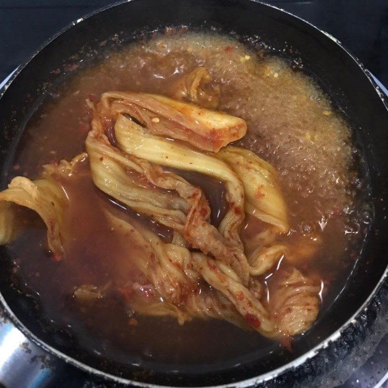 Step 4 Cook tokbokki with kimchi for Tokbokki with leftover rice (recipe shared by users)