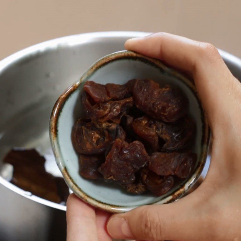 Step 2 Make tea for Longan Fruit Drink