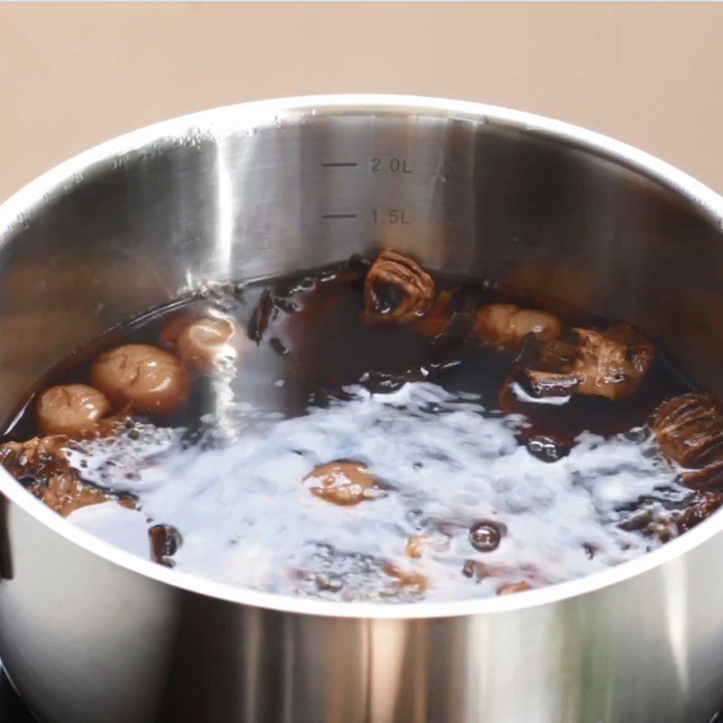 Step 2 Cook the tea with monk fruit and longan