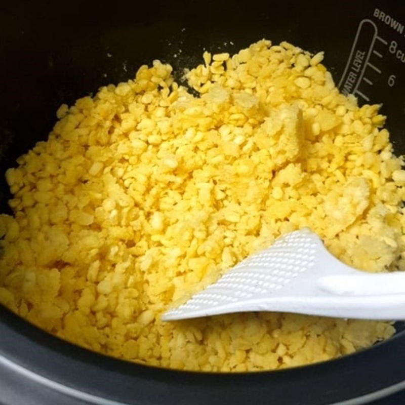 Step 2 Cook and mash mung beans Steamed sticky rice with oatmeal cooked in a rice cooker