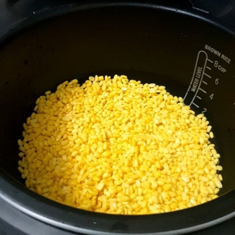 Step 2 Cook and mash mung beans Steamed sticky rice with oatmeal cooked in a rice cooker