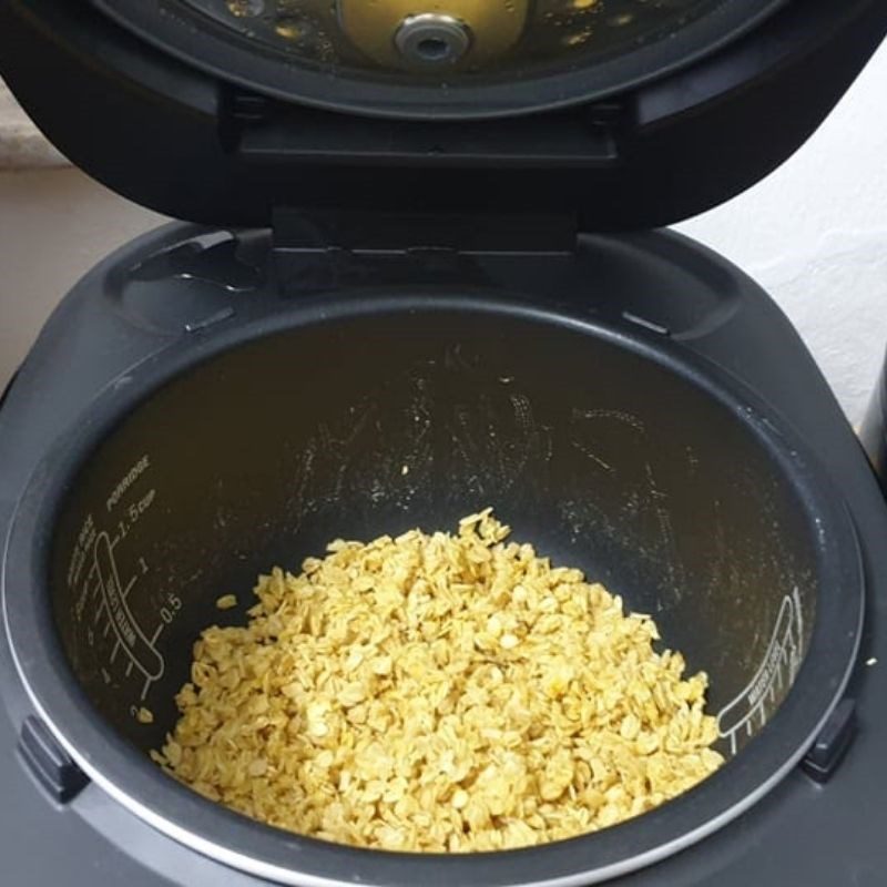 Step 1 Cook oatmeal with turmeric powder Steamed sticky rice with oatmeal cooked in a rice cooker