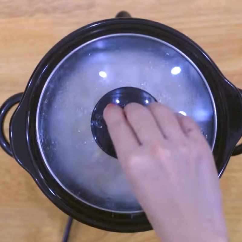 Step 5 Seasoning Green bean porridge with pig heart using a slow cooker