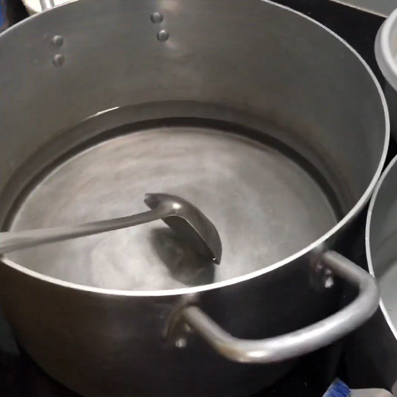 Step 1 Soak the jelly powder Green bean jelly with pandan leaves