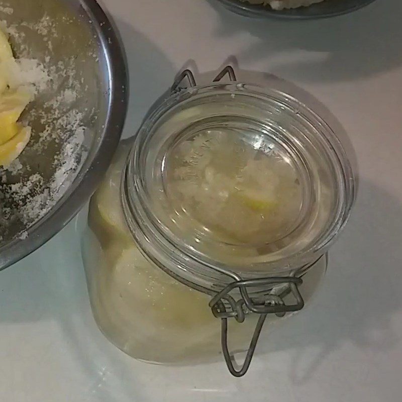 Step 4 Soaking lemon with rock sugar Lemon soaked in rock sugar