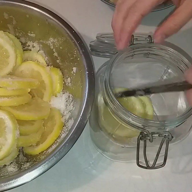 Step 4 Soaking lemon with rock sugar Lemon soaked in rock sugar