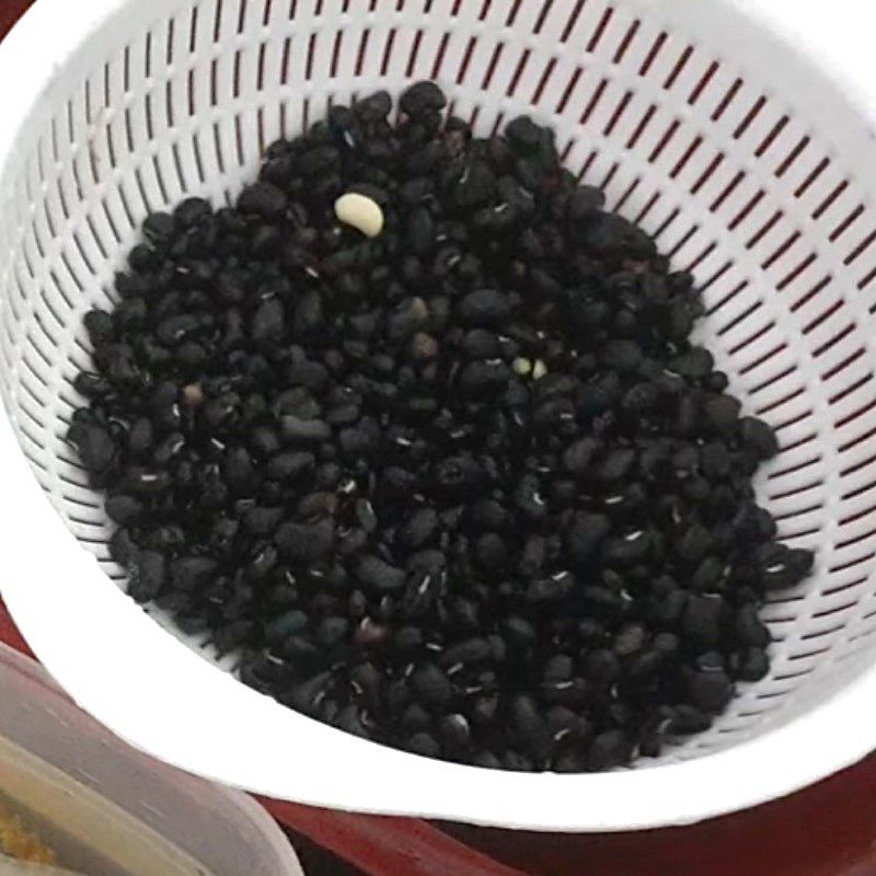 Step 1 Soak black beans and potato flour Black bean dessert with potato flour