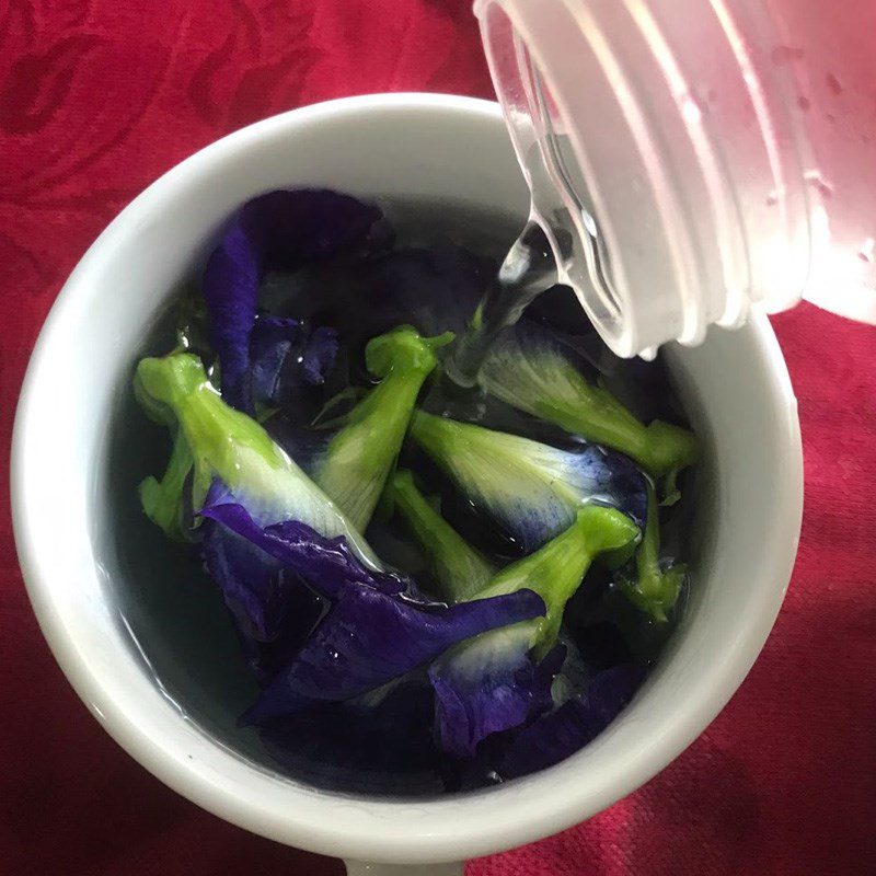 Step 1 Soak butterfly pea flowers Honey Butterfly Pea Flower Tea