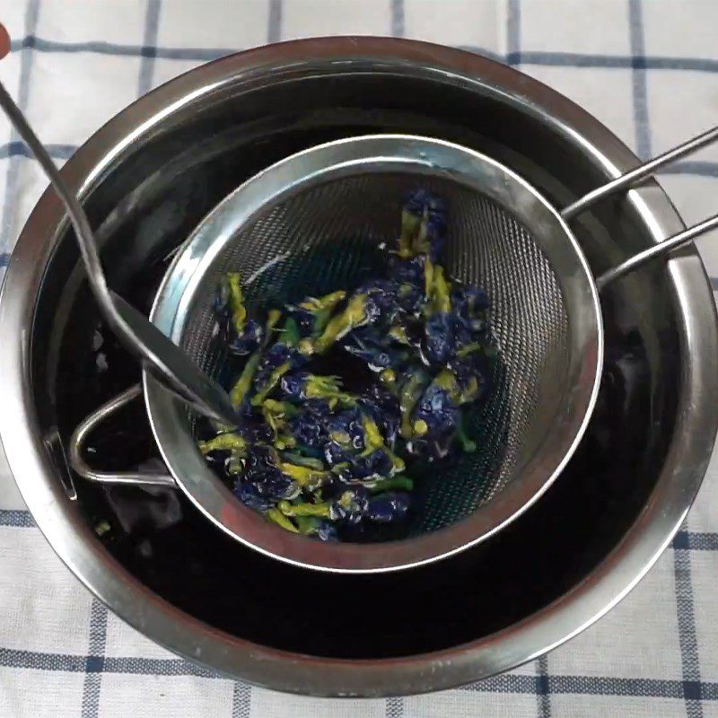 Step 1 Soak butterfly pea flowers Chia seed butterfly pea flower cream