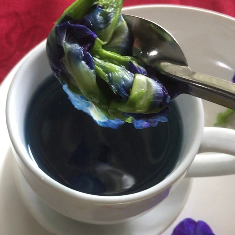 Step 1 Soak Butterfly Pea Flowers for Butterfly Pea Flower Lemon Tea