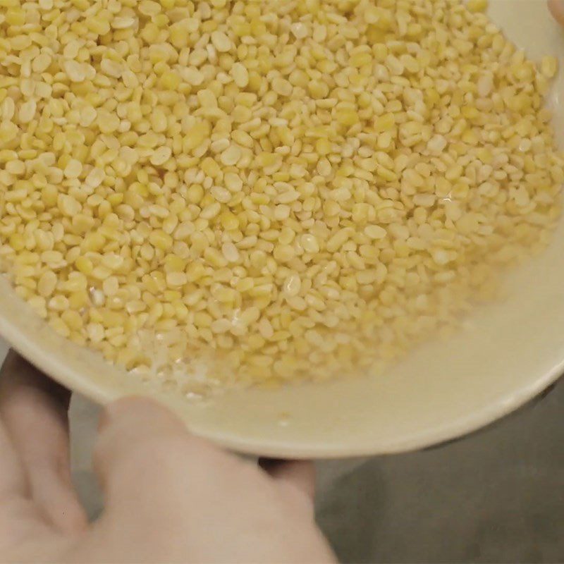 Step 1 Soak glutinous rice and mung beans Bánh khúc without khúc leaves