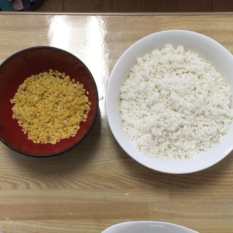 Step 1 Soak glutinous rice and mung beans Bánh khúc without khúc leaves