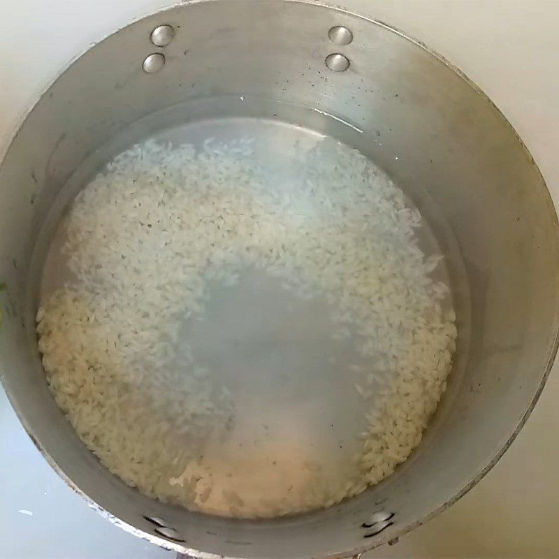 Step 1 Soak the sticky rice Purple sweet potato chicken egg porridge