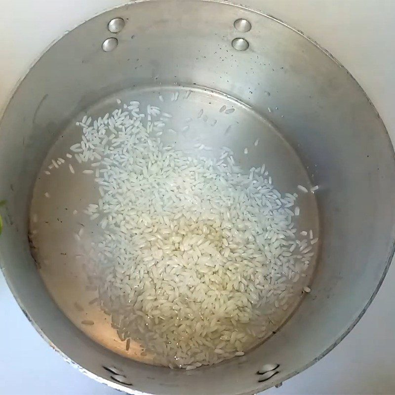 Step 1 Soak the sticky rice Purple sweet potato chicken egg porridge