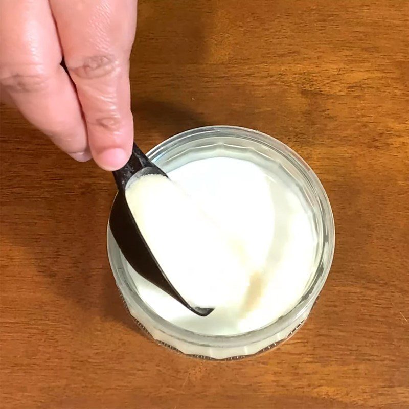 Step 2 Soak the gelatin for Panna cotta with caramel sauce