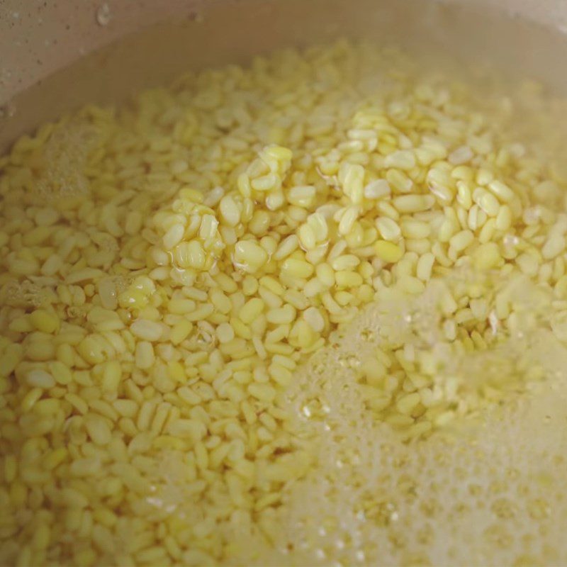 Step 1 Soak and cook the mung beans for Mooncake with mung bean and salted egg yolk filling