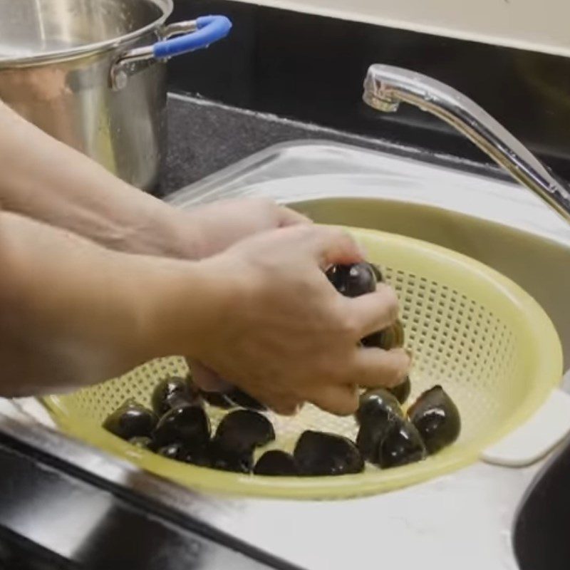 Step 1 Soak and clean the snails for Hot Snail Noodles