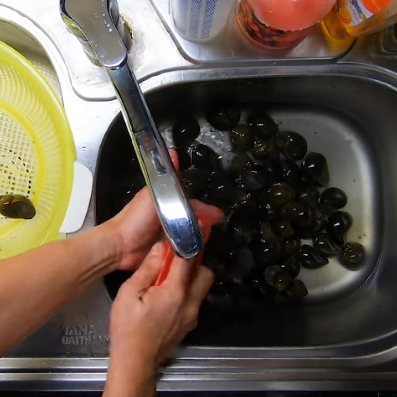 Step 1 Soak and clean the snails for Hot Snail Noodles