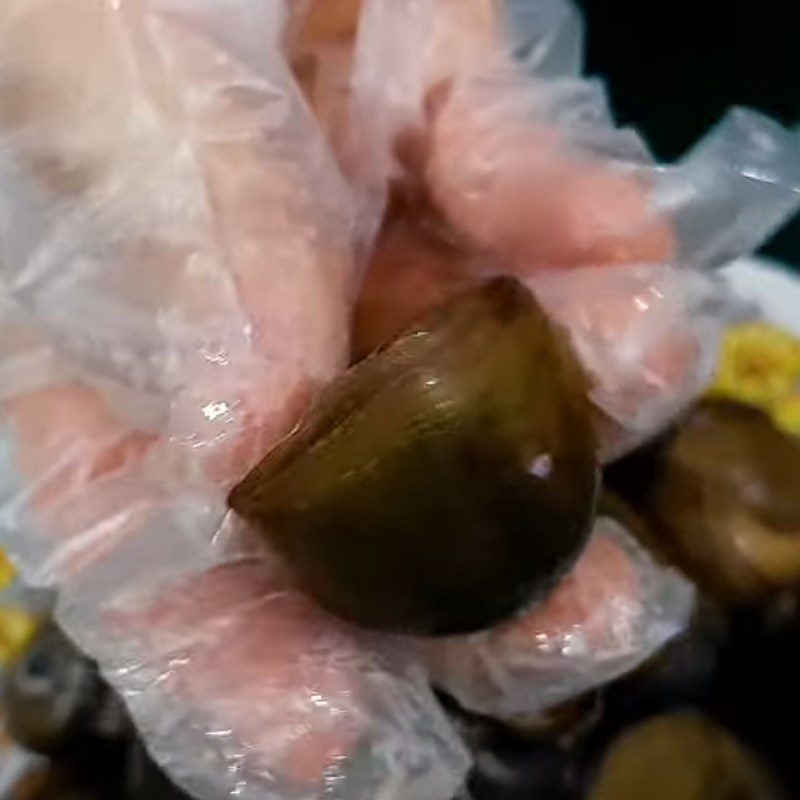 Step 1 Soak and prepare snails Garlic fried snails