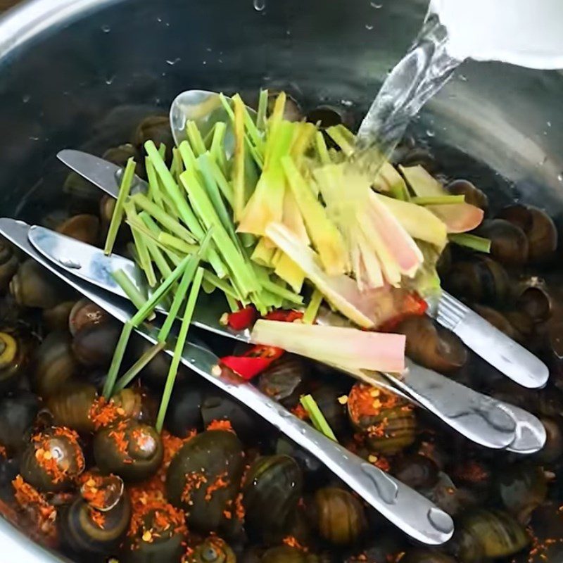 Step 1 Soak and Prepare the Snails Stir-Fried Snails with Lemongrass and Chili