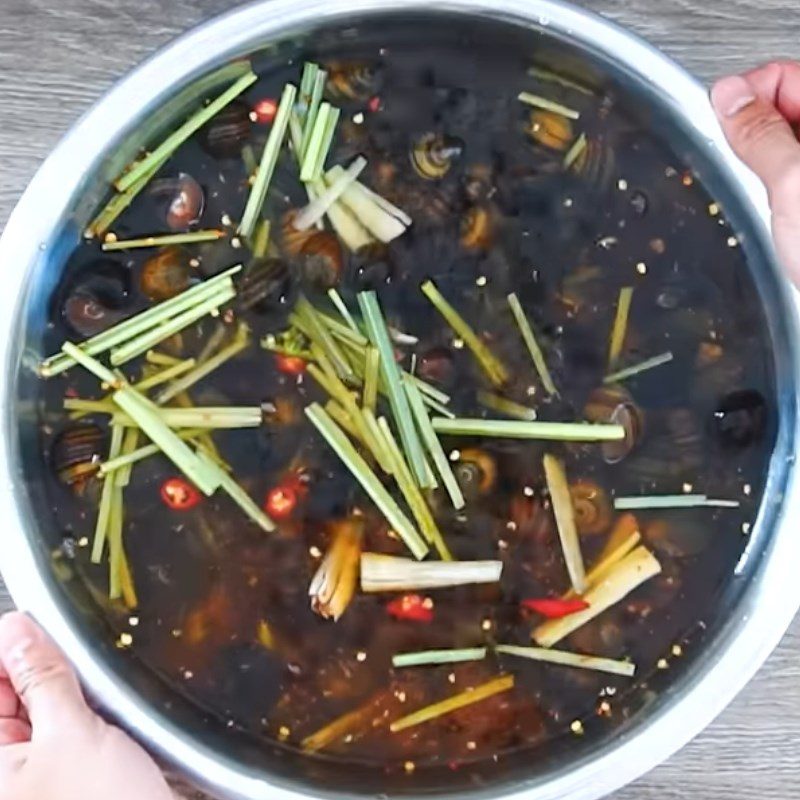 Step 1 Soak and prepare snails Stir-fried snails with lemongrass and chili