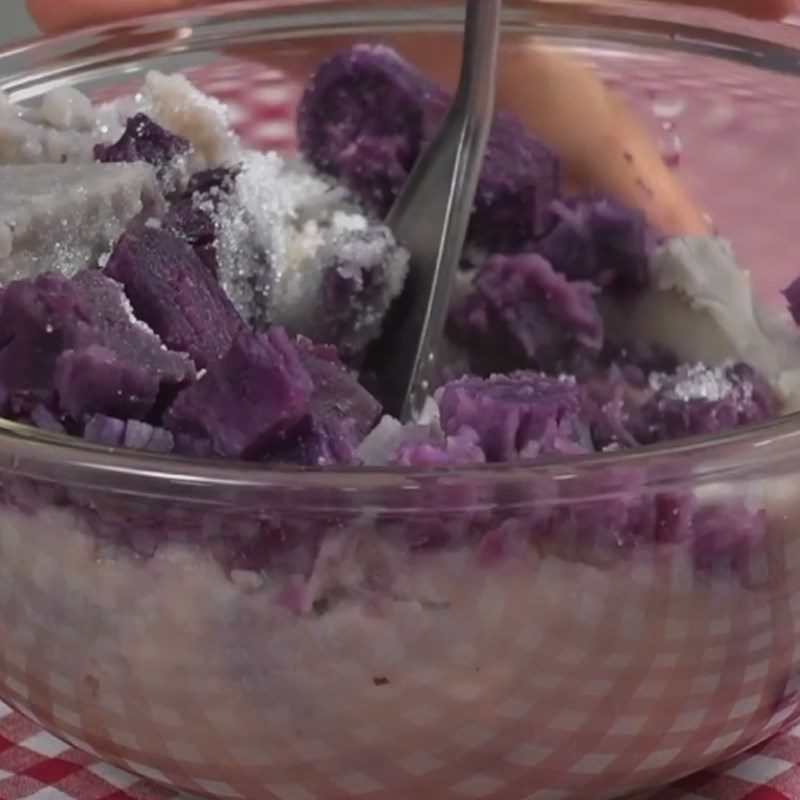 Step 2 Mash the potatoes and mix the flour Fried Taro with Salted Egg Floss