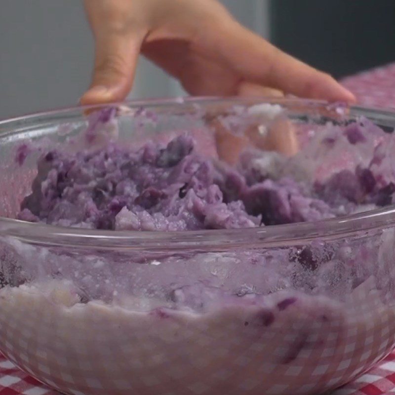 Step 2 Mash the potatoes and mix the flour Fried Taro with Salted Egg Floss