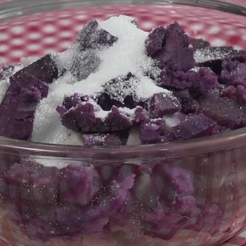 Step 2 Mash the potatoes and mix the flour Fried Taro with Salted Egg Floss