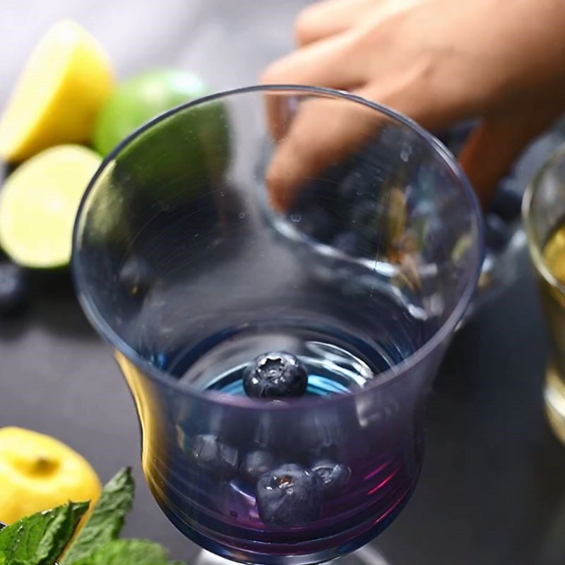 Step 1 Mash the ingredients for non-alcoholic blueberry mojito