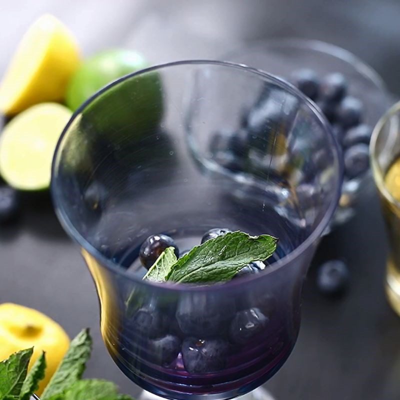 Step 1 Mash the ingredients for non-alcoholic blueberry mojito