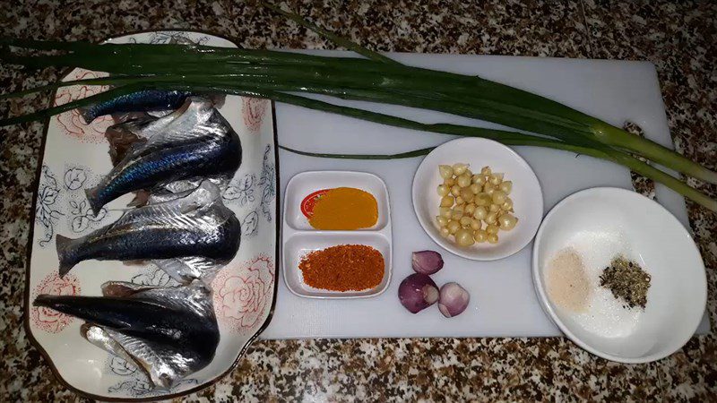 Ingredients for the dish 2 methods of making fried Spanish mackerel with turmeric and fried with scallion bulbs