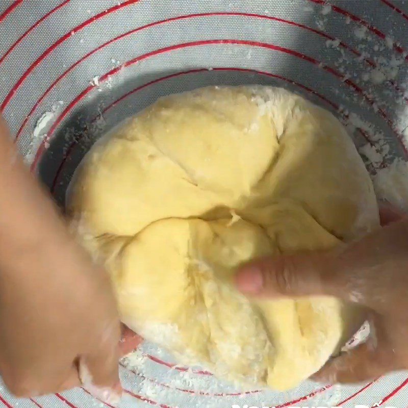 Step 2 Kneading and fermenting the dough for steamed bread with pineapple filling