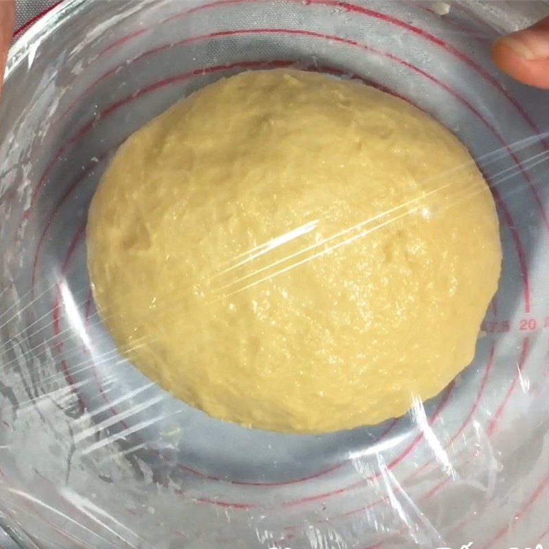 Step 2 Kneading and fermenting the dough for steamed bread with pineapple filling