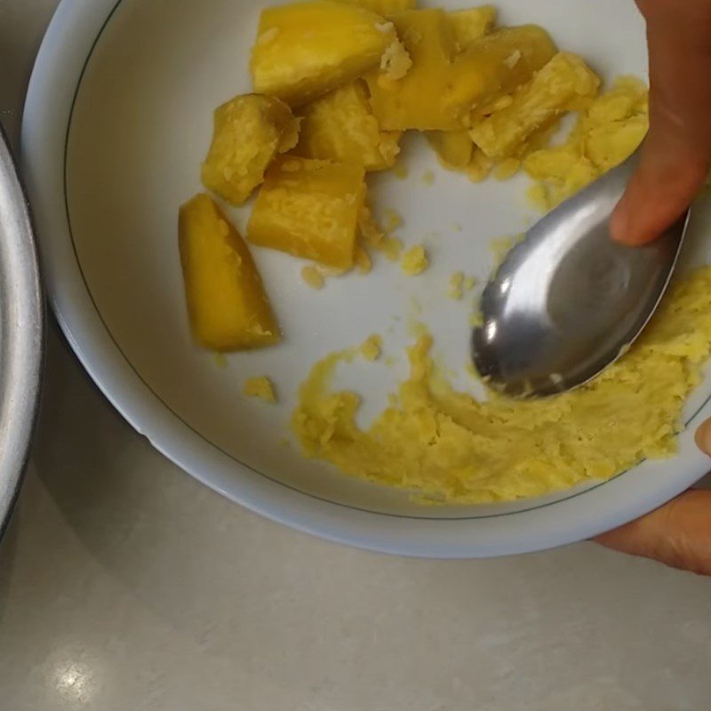 Step 3 Kneading the dough for gấc sweet dumplings with mung bean filling