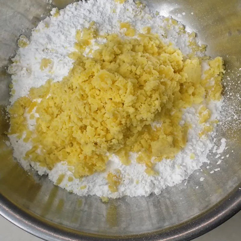 Step 3 Kneading the dough for gấc sweet dumplings with mung bean filling