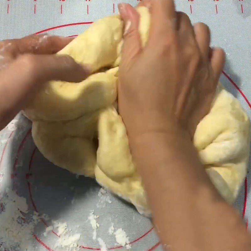 Step 4 Knead the dough for the second time Pineapple stuffed steamed bread