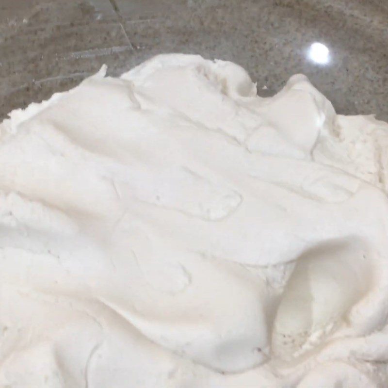 Step 4 Kneading the dough for the mung bean cake with taro filling