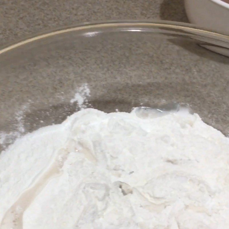 Step 4 Kneading the dough for the mung bean cake with taro filling