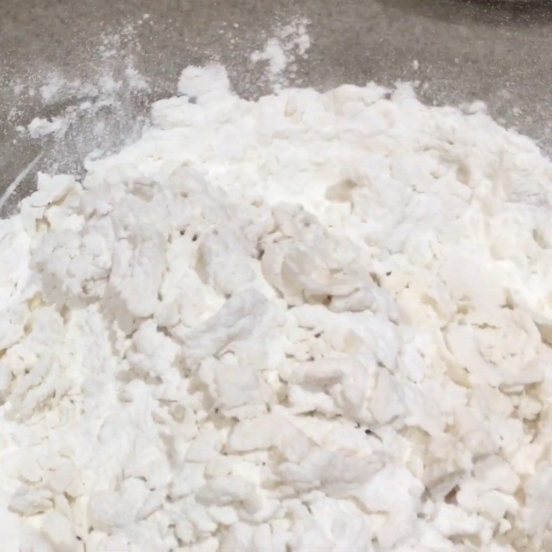 Step 4 Kneading the dough for the mung bean cake with taro filling