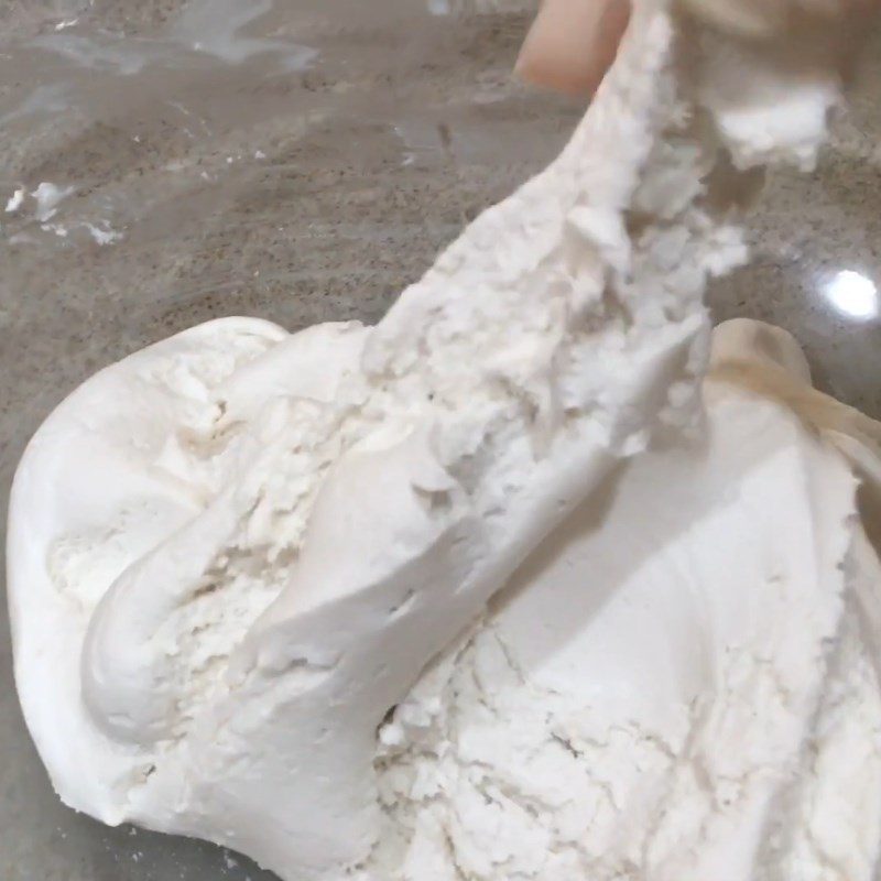 Step 4 Kneading the dough for the mung bean cake with taro filling